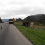 Mais um acidente. Na descida vimos duas carretas destruídas também.